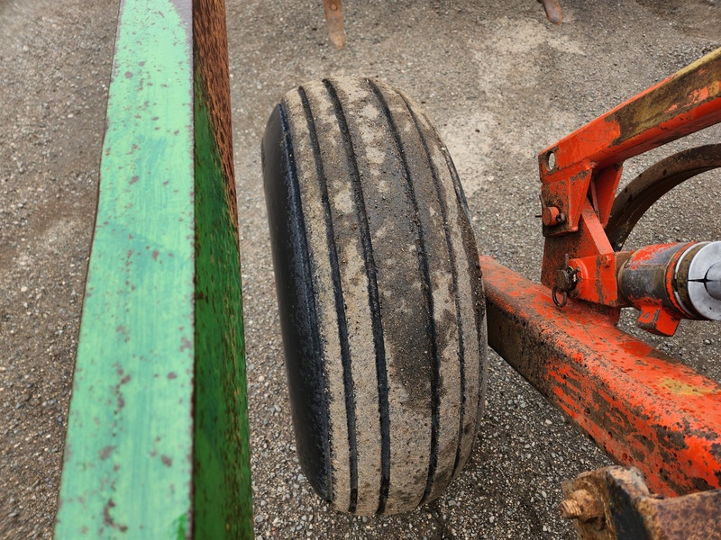 Soil Savers and Chisel Plows  Glencoe SS11 Soil Saver  Photo