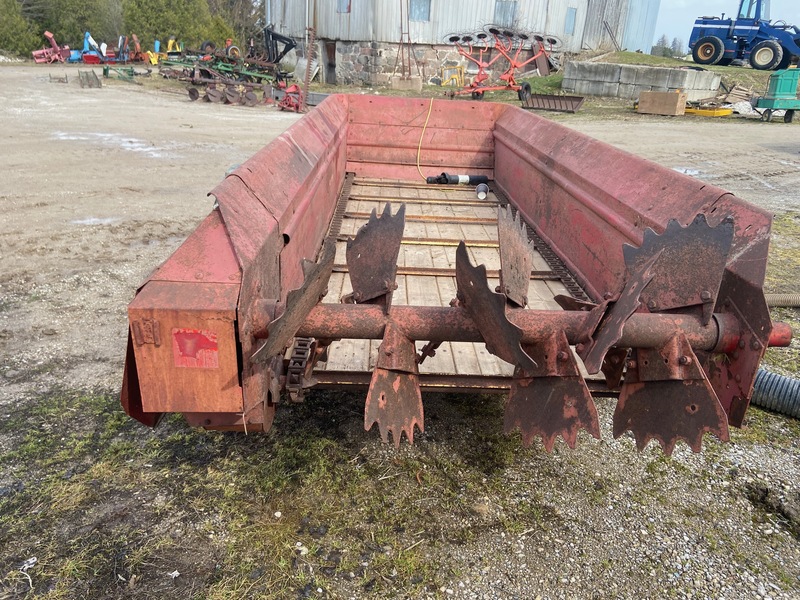 Manure Equipment  Manure Spreader - New Holland 328 Photo