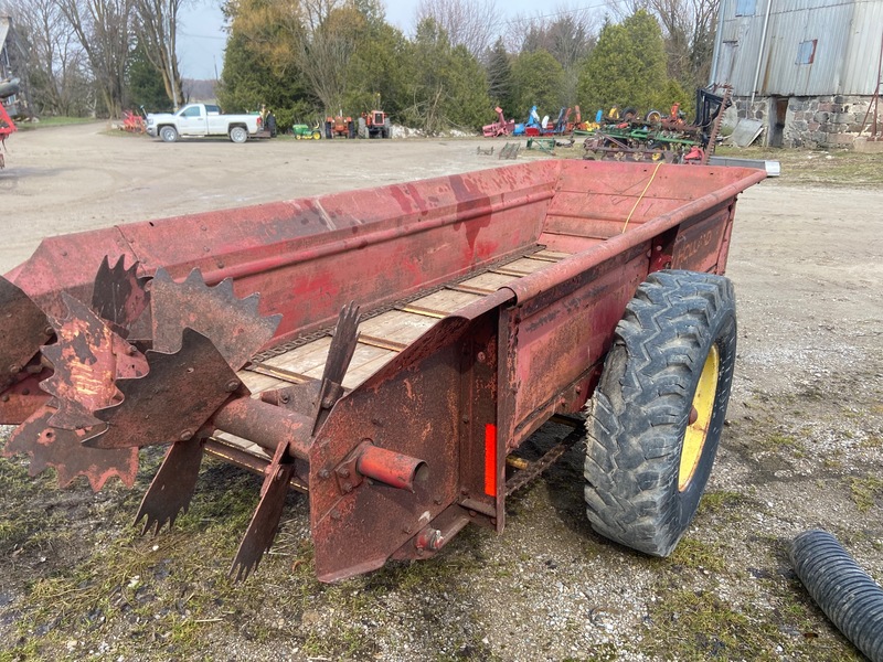 Manure Equipment  Manure Spreader - New Holland 328 Photo