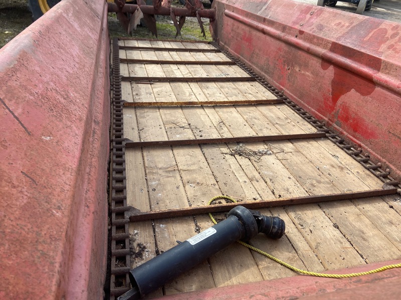 Manure Equipment  Manure Spreader - New Holland 328 Photo