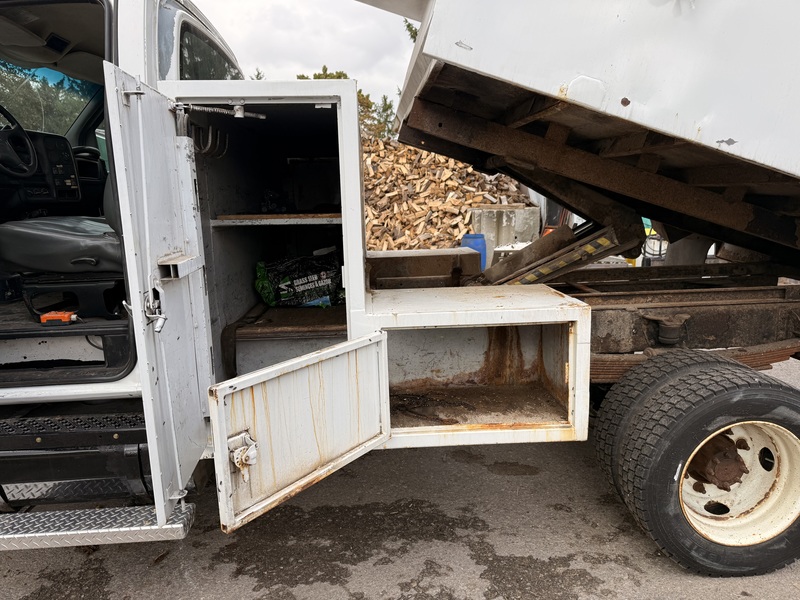 Chev 5500 Truck w/woodchip box for sale 