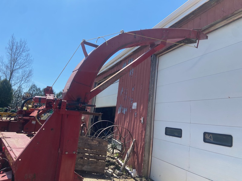 Harvesting Equipment  New Holland 770 Harvester Photo