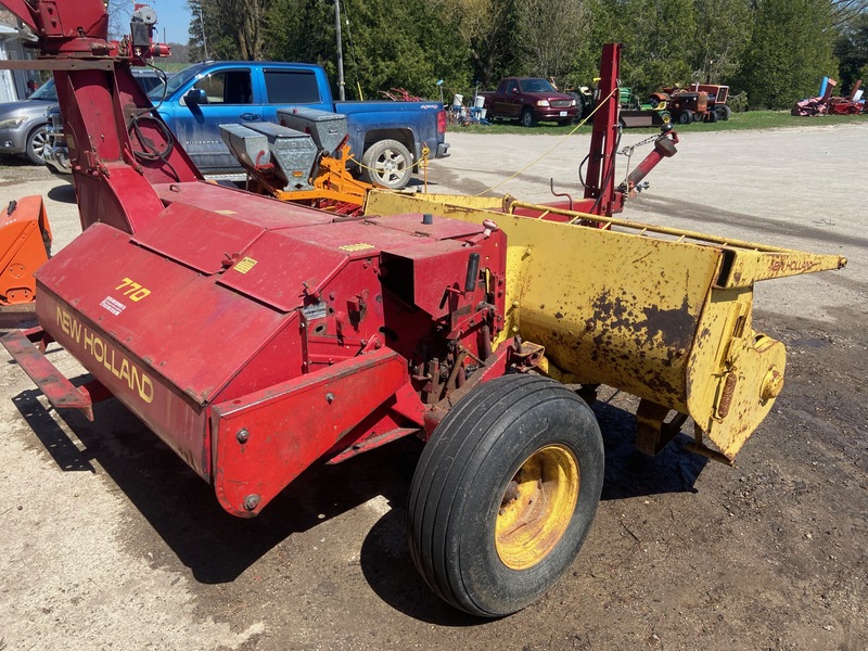 Harvesting Equipment  New Holland 770 Harvester Photo