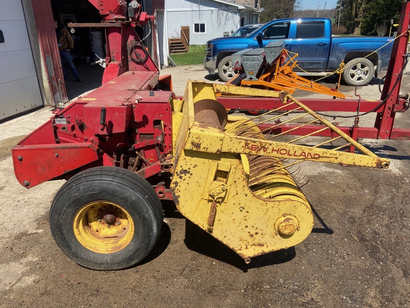 Harvesting Equipment  New Holland 770 Harvester Photo