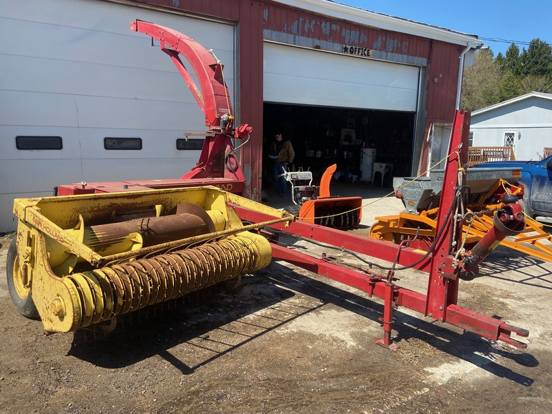 Harvesting Equipment  New Holland 770 Harvester Photo