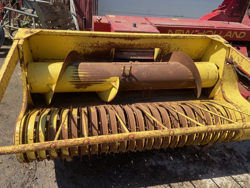 Harvesting Equipment  New Holland 770 Harvester Photo