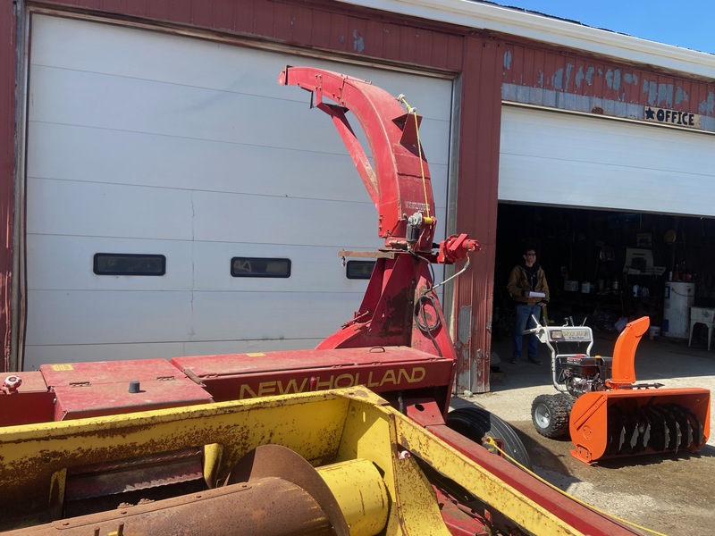 Harvesting Equipment  New Holland 770 Harvester Photo