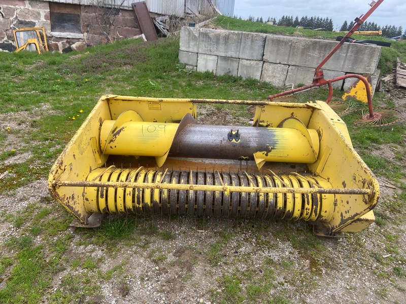 Hay/Forage/Livestock  NH 880W Hay Pick Up Head - 6FT Photo