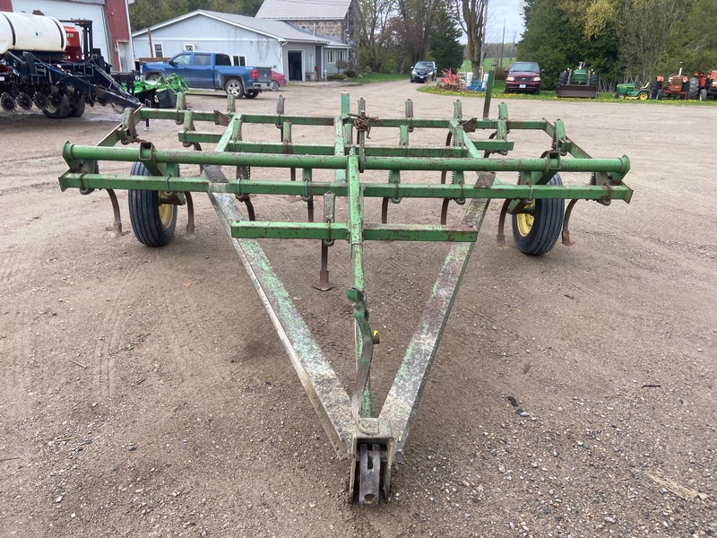 Tillage - Cultivators  John Deere 1000 Cultivator - 12FT Photo