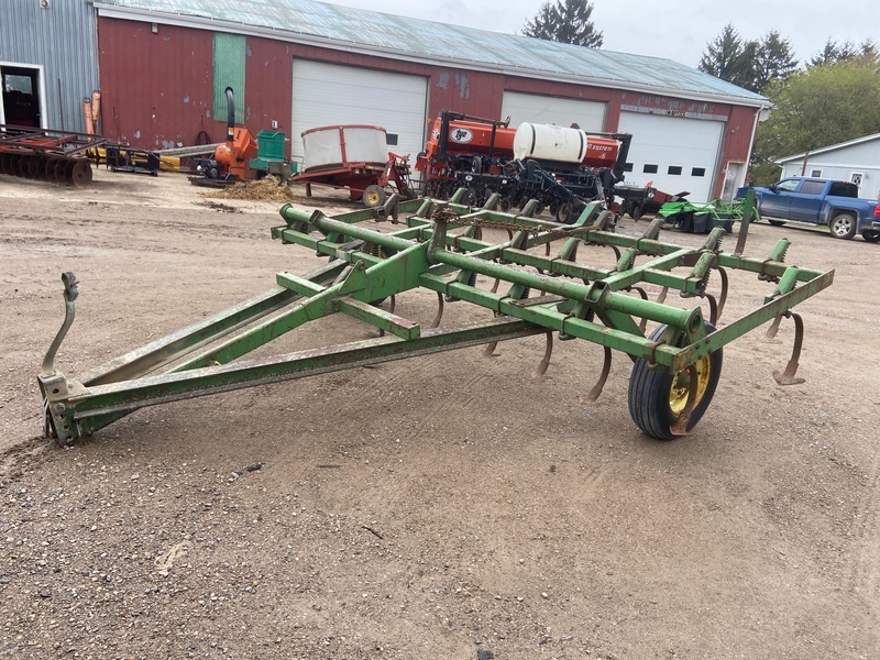 Tillage - Cultivators  John Deere 1000 Cultivator - 12FT Photo