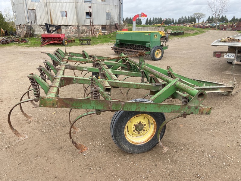 Tillage - Cultivators  John Deere 1000 Cultivator - 12FT Photo