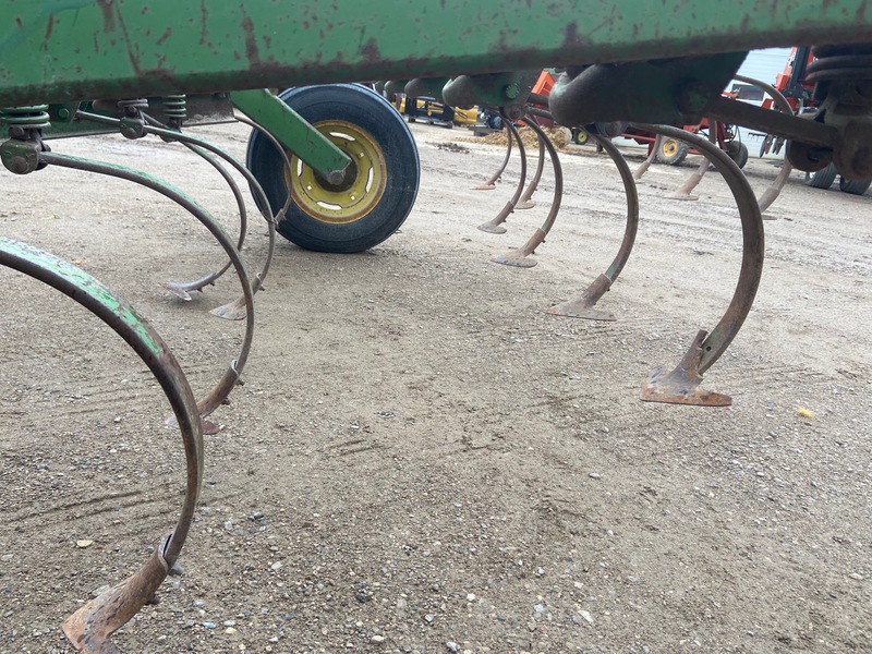 Tillage - Cultivators  John Deere 1000 Cultivator - 12FT Photo