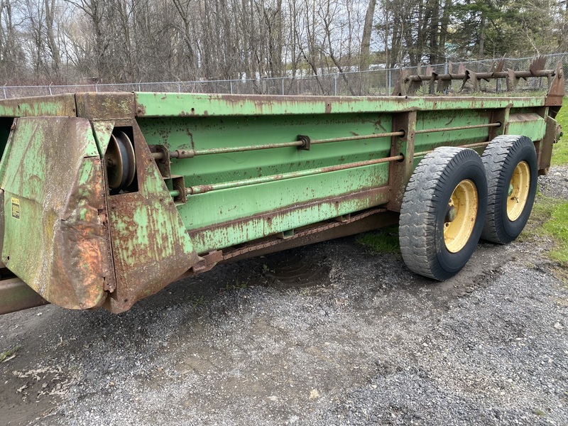 John Deere 680 Manure spreader for sale 