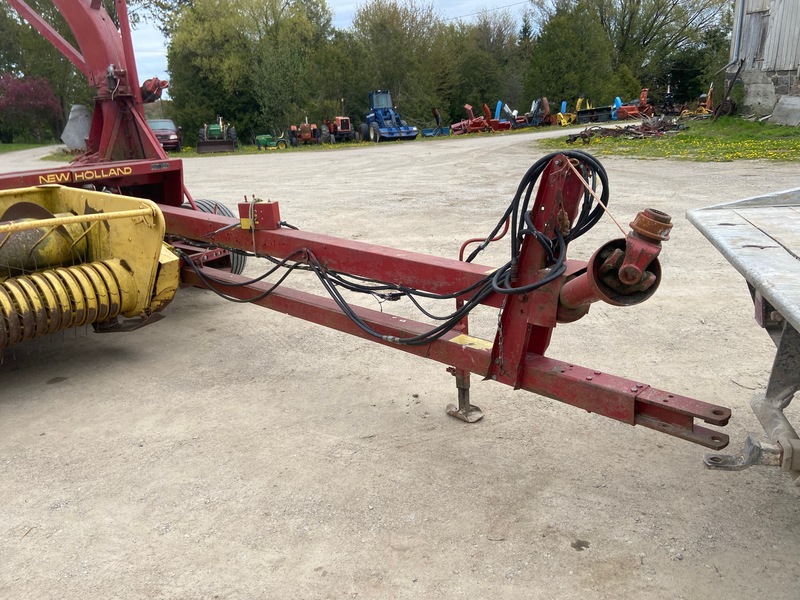 Harvesting Equipment  New Holland 890 Harvester Photo