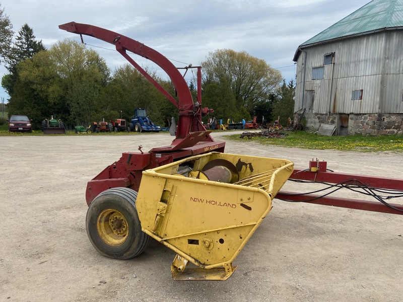 Harvesting Equipment  New Holland 890 Harvester Photo
