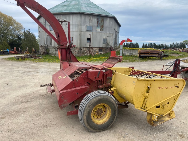 Harvesting Equipment  New Holland 890 Harvester Photo