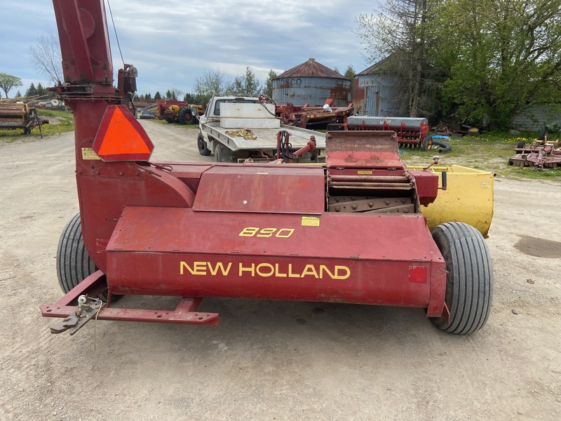 Harvesting Equipment  New Holland 890 Harvester Photo
