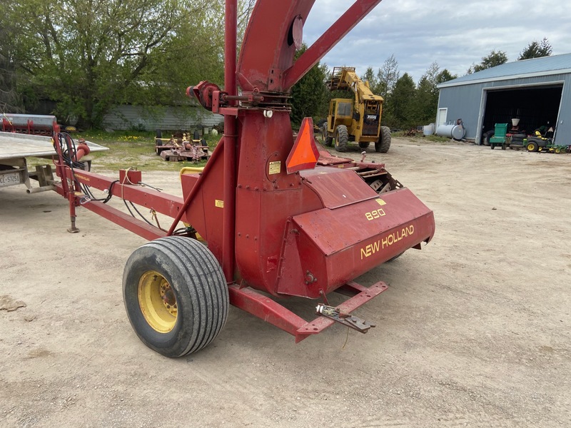 Harvesting Equipment  New Holland 890 Harvester Photo