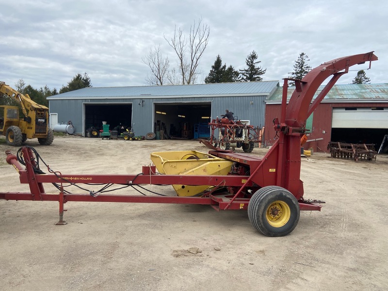 Harvesting Equipment  New Holland 890 Harvester Photo