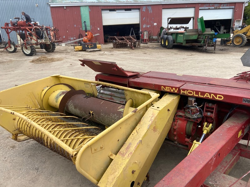 Harvesting Equipment  New Holland 890 Harvester Photo