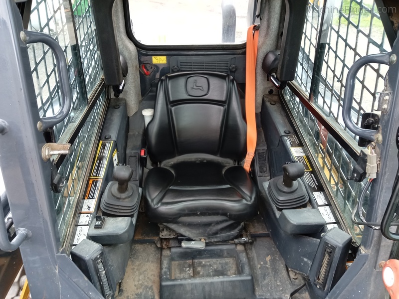 Construction  John Deere 325G Track loader Photo