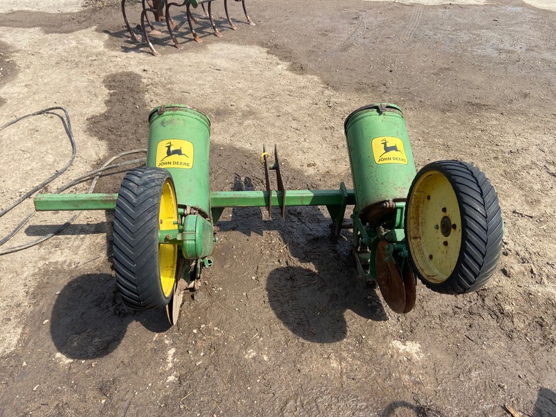 John Deere 71 Planter - 2 Row