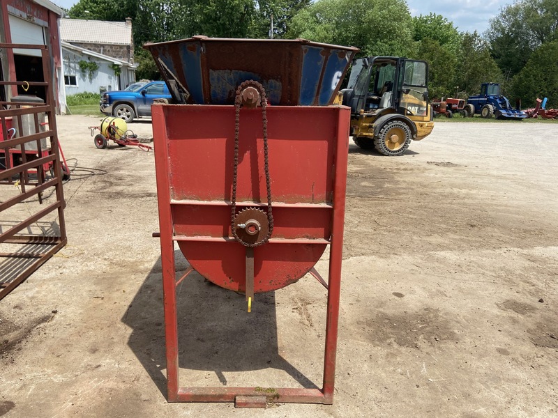Augers/Conveyers  Nuhn Electric Feed Mixer Photo