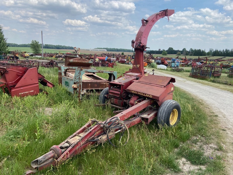 Harvesting Equipment  New Holland 718 Forage Harvester Photo