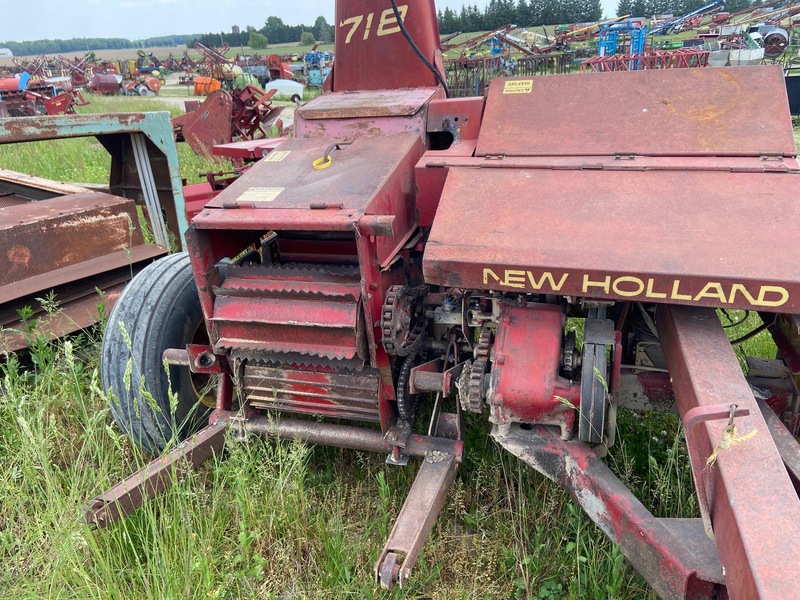 Harvesting Equipment  New Holland 718 Forage Harvester Photo