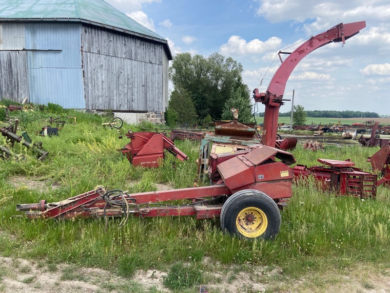 Harvesting Equipment  New Holland 718 Forage Harvester Photo