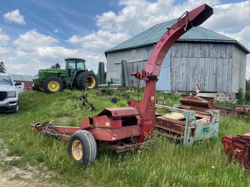 Harvesting Equipment  New Holland 718 Forage Harvester Photo