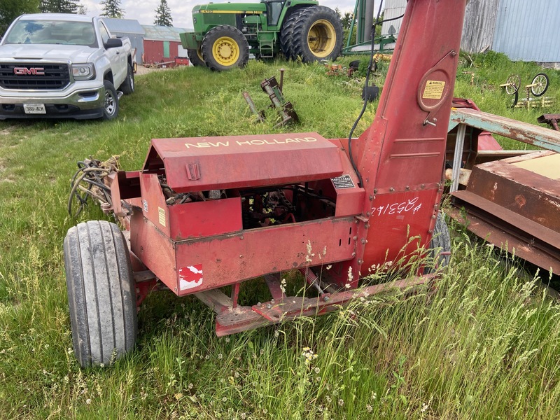 Harvesting Equipment  New Holland 718 Forage Harvester Photo