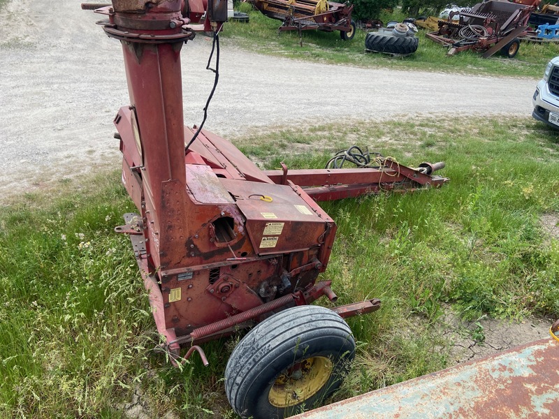 Harvesting Equipment  New Holland 718 Forage Harvester Photo
