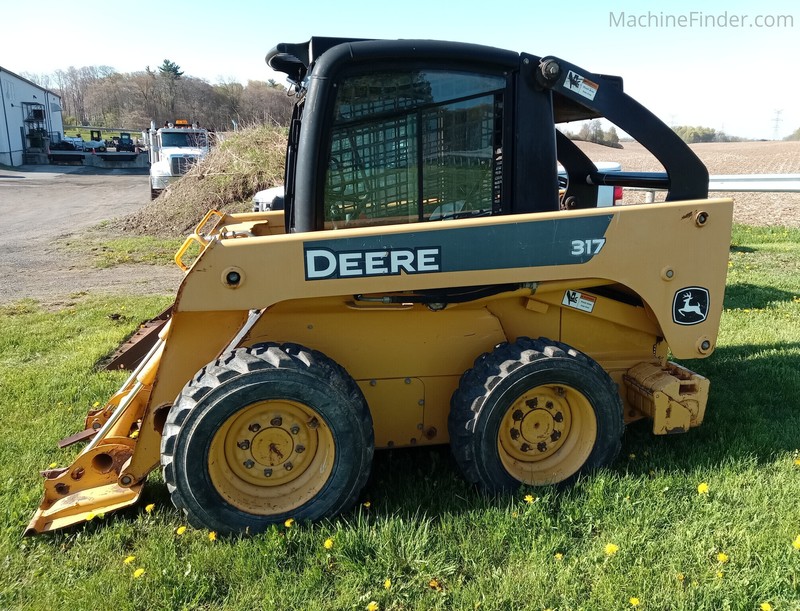 Tractors  2005 John Deere 317 Photo