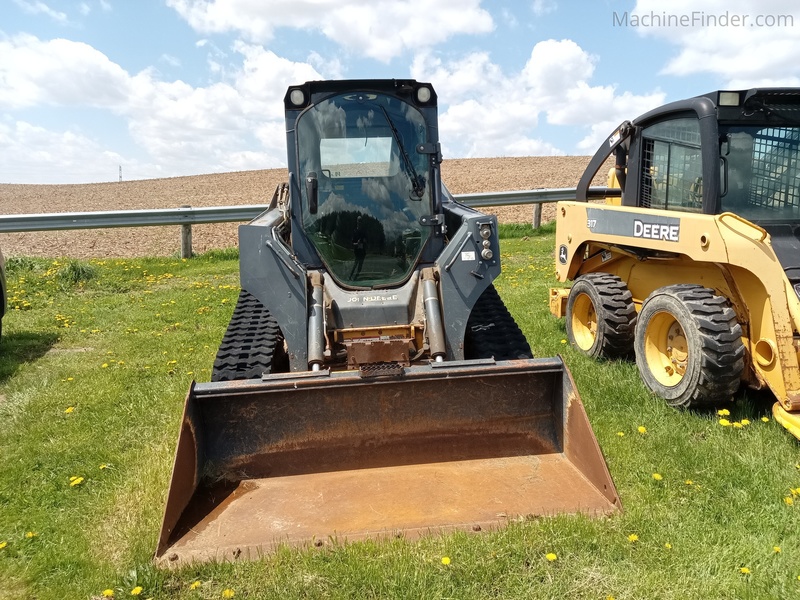 Tractors  2017 John Deere 323E Photo