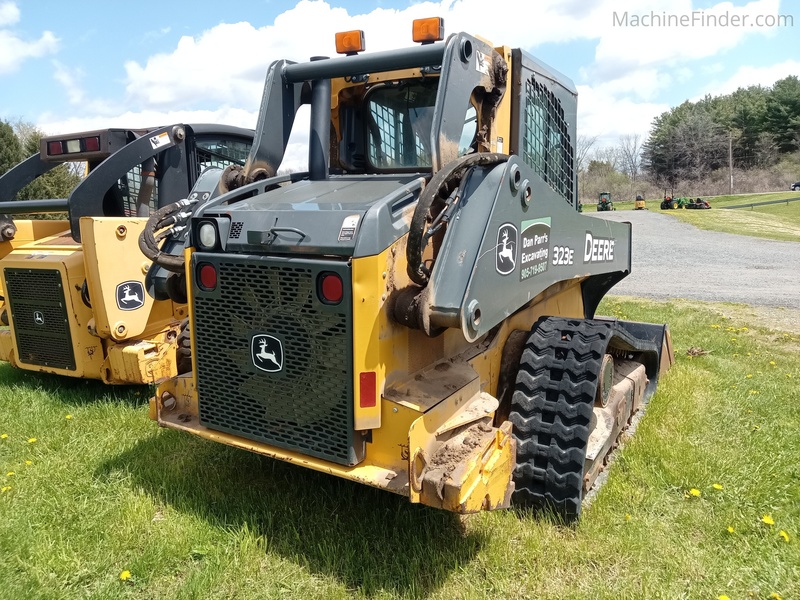 Tractors  2017 John Deere 323E Photo