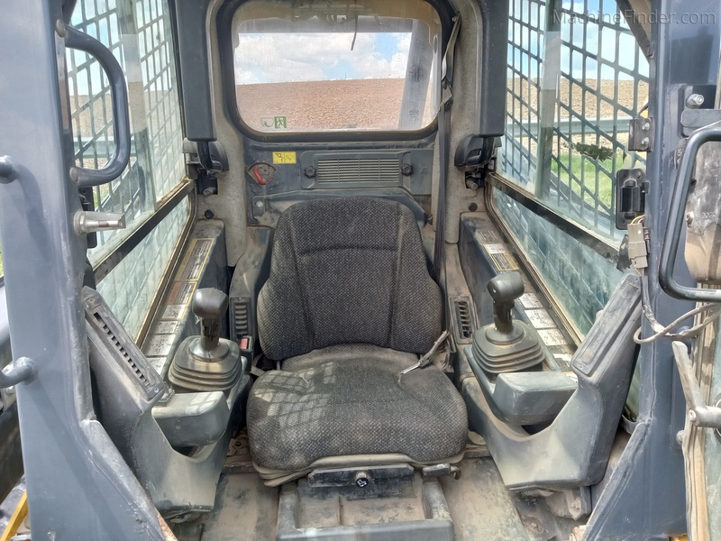 Tractors  2017 John Deere 323E Photo