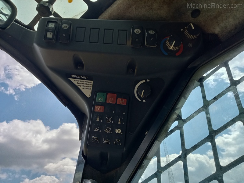Tractors  2017 John Deere 323E Photo