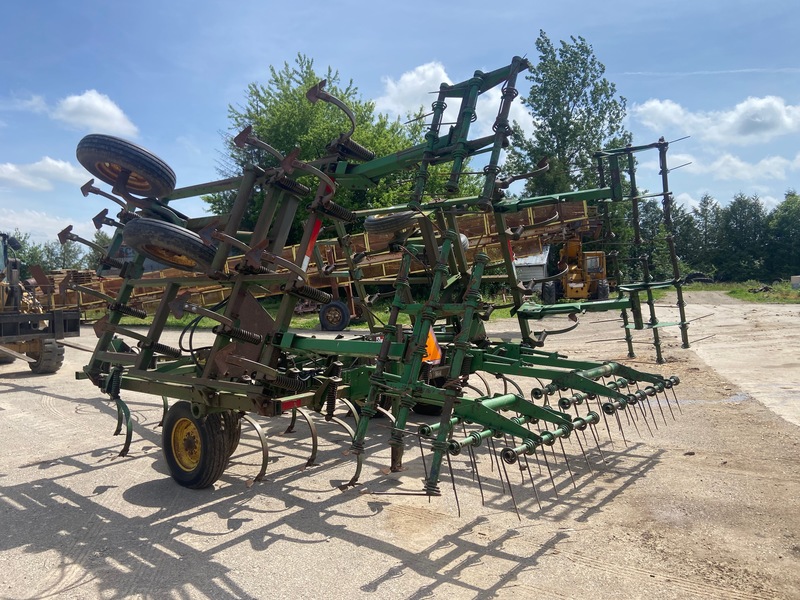 Tillage - Cultivators  John Deere 960 Cultivator W/ Tine Harrows Photo