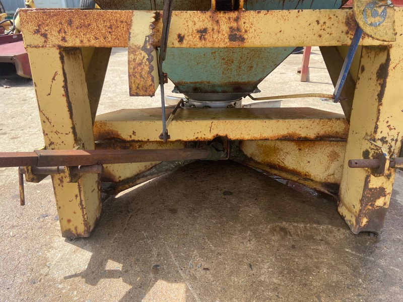 Chemical/Fertilizer Application  Fertilizer Spreader - 3PT Photo