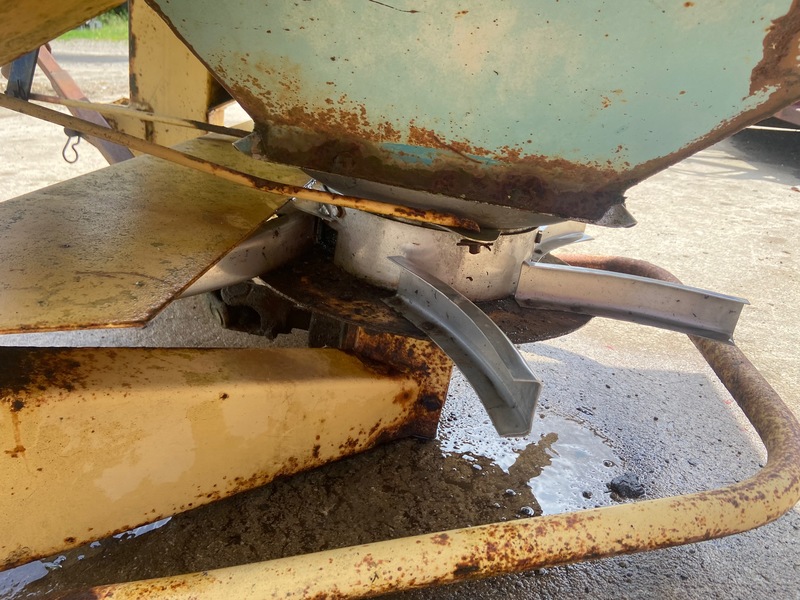 Chemical/Fertilizer Application  Fertilizer Spreader - 3PT Photo