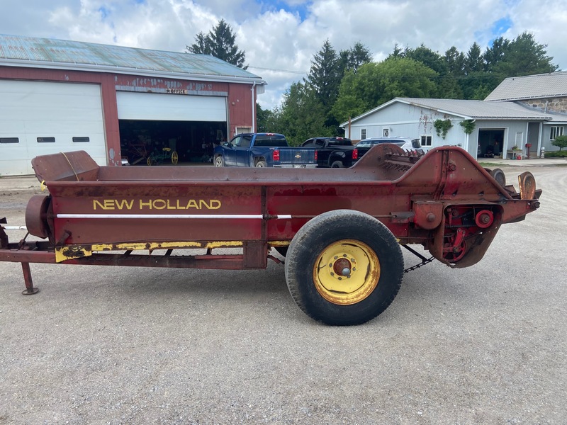 Manure Equipment  New Holland 327 Manure Spreader Photo