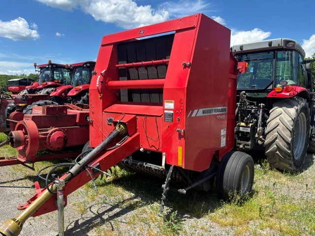 Massey Ferguson 1745 Round Baler