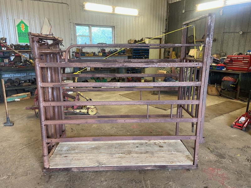 Hay/Forage/Livestock  Cattle Squeeze Chute - 6FT Photo
