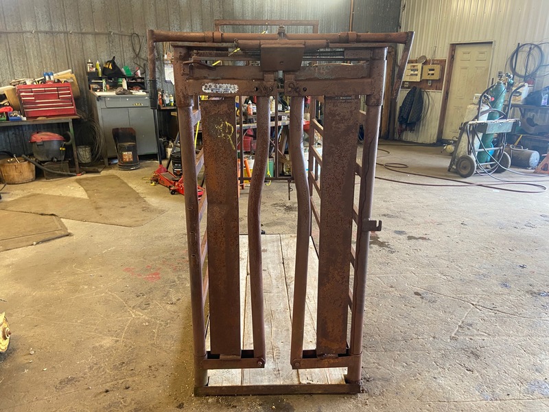 Hay/Forage/Livestock  Cattle Squeeze Chute - 6FT Photo