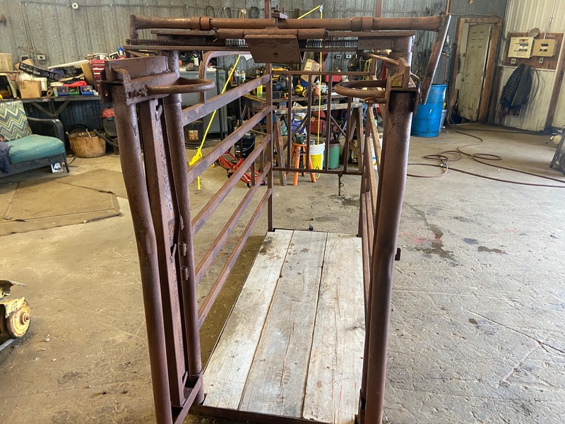 Hay/Forage/Livestock  Cattle Squeeze Chute - 6FT Photo