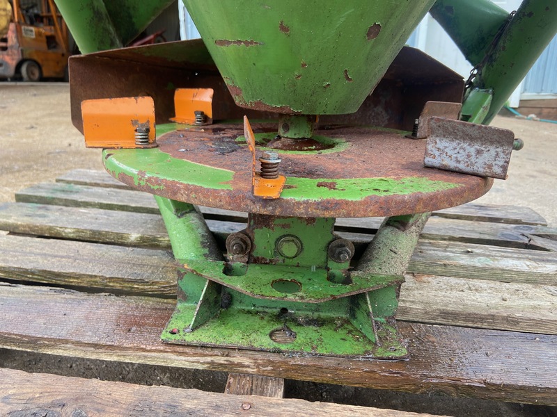 Chemical/Fertilizer Application  Amazone EK300 Fertilizer Spreader - 3PT Photo