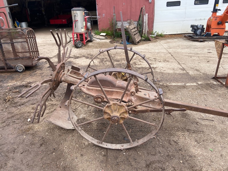 Vegetable Equipment  Victor Potato Digger w/ Shaker Photo