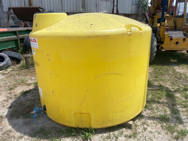 Chemical/Fertilizer Application  Plastic Tank - 1350 Gal Photo