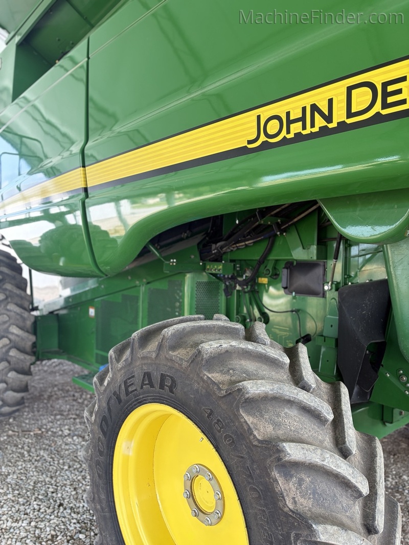 Harvesting  2011 John Deere 9570 STS Combine Photo
